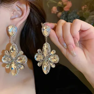 Orecchini esagerati con ago d'argento e fiori di cristallo di lusso