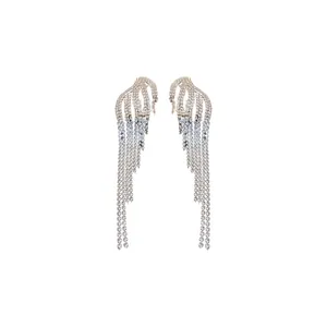 Eleganti orecchini lunghi a nappa color argento con strass scintillanti e catene sottili.