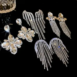 Eleganti orecchini pendenti con fiori di strass e nappe in argento