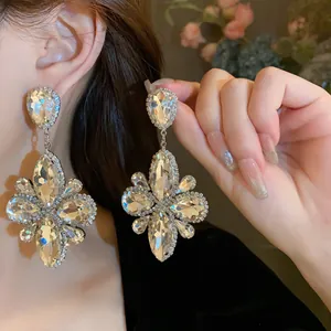 Primo piano di orecchini a perno in argento con scintillante design a fiori di cristallo