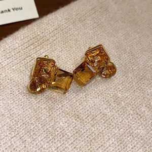 Élégantes boucles d'oreilles clips géométriques en cristal ambre avec placage en or