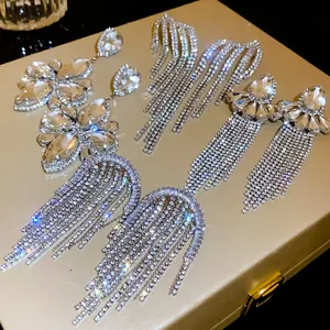 Dettaglio di orecchini a nappa con strass d'argento scintillanti.