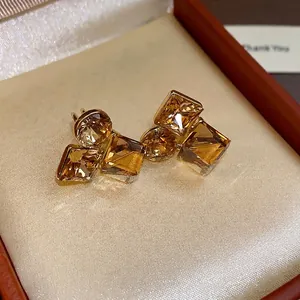 Boucles d'oreilles clips carrées ambrées plaquées or pour oreilles non percées chic