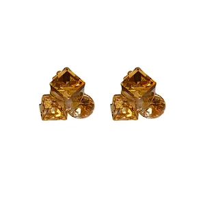Élégants clips d'oreilles en cristal ambré avec placage à l'or fin et forme géométrique