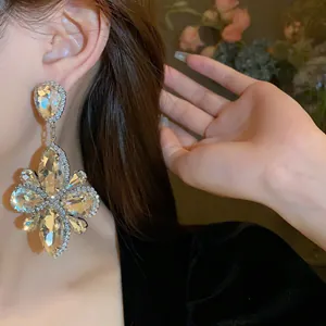 Primo piano di lussuosi orecchini in argento con fiori di cristallo trasparenti