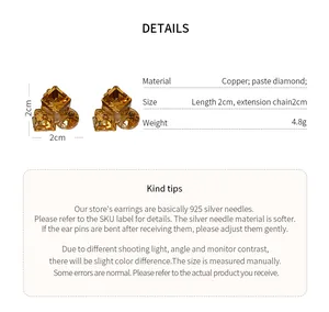 Gros plan de boucles d'oreilles clips carrées en cristal doré avec dimensions