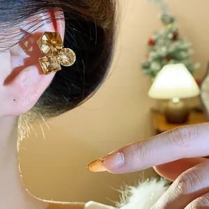 Détail d'une boucle d'oreille à clip en cristal champagne avec placage à l'or pur