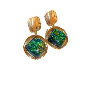 Pendientes geométricos vintage con resina verde iridiscente y acabado en tono dorado