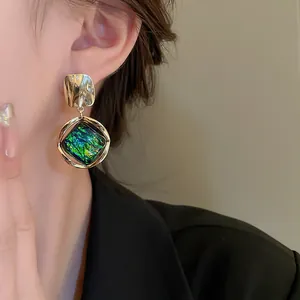 Pendientes colgantes vintage con piedra iridiscente verde esmeralda de alta gama