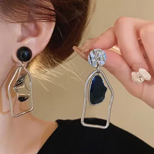 Orecchini geometrici asimmetrici in argento con gocce di smalto nero irregolari