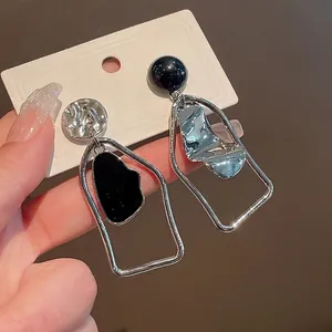 Orecchini geometrici asimmetrici con design in smalto e perni in argento s925