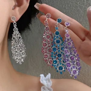 Orecchini pendenti di lusso in zirconia colorata a forma di rombo per donna