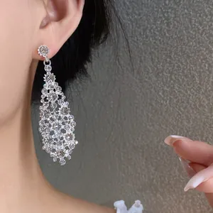 Elegante orecchino pendente color argento con strass scintillanti a forma di rombo