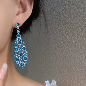 Primo piano di lussuosi orecchini pendenti con cristalli blu.