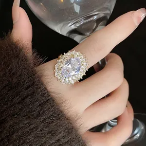 Elegante anello ovale in zircone placcato oro con alone di cristalli stile lusso