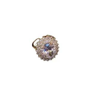 Elegante anello placcato oro con zircone ovale e alone di cristalli scintillanti