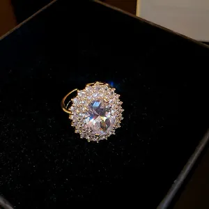 Dettaglio di anello in zircone ovale placcato oro con cristalli in astuccio.