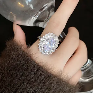 Dettaglio macro di un anello ovale di lusso in zircone con fascia regolabile in argento