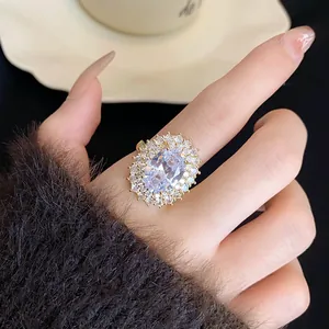 Primo piano di un anello ovale in zircone vintage con un design halo dorato di lusso