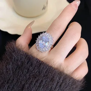Primo piano dettagliato di un elegante anello ovale in zircone placcato oro con doppio alone