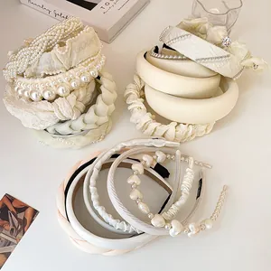 Damen Frisch Süß Künstliche Perle Strass Vliesstoff Haarband Gepolstert Schwamm Haarreif Koreanischer Stil Haarschmuck