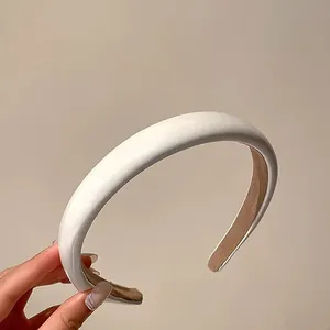 Nahaufnahme eines minimalistischen, dicken, weiß gepolsterten Schwamm-Stirnbands