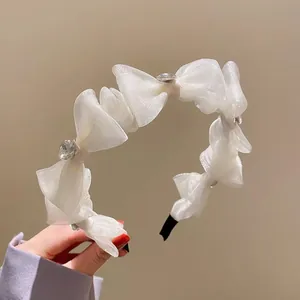 Detailansicht des eleganten, schimmernden weißen Gazestirnbandes mit feinem Strass