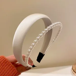 Nahaufnahme eines eleganten perlenbesetzten Stirnbands mit weißem gepolstertem Schwamm-Haarreif