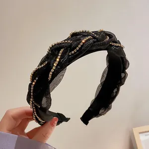 Nahaufnahme eines schwarzen Haarreifs aus Netzstoff mit eleganten glitzernden Strassketten