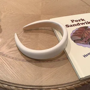 Detailansicht eines dicken weißen Schwamm-Stirnbands mit hochwertigem Leder-Finish