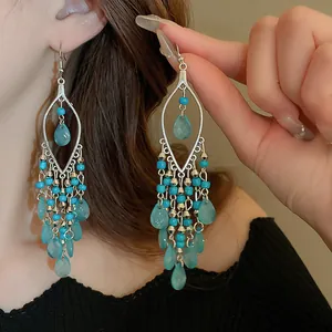 Eleganti orecchini etnici bohémien con nappe a goccia blu e finitura argento vintage