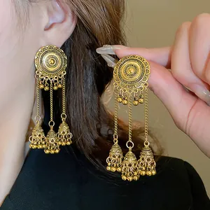 Orecchini etnici vintage dorati con pendenti a nappa e campanelli