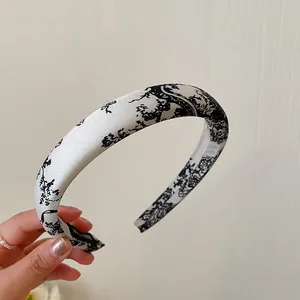 Detailansicht des Toile de Jouy Musters in Schwarz und Weiß auf gepolstertem Haarreif