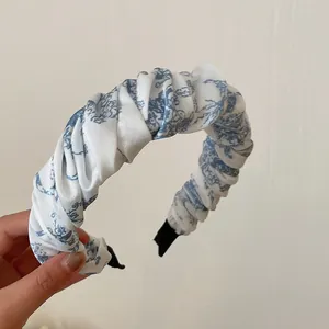 Detailansicht eines klassischen blau-weißen Toile-de-Jouy gepolsterten Falten-Haarreifens