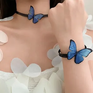 Conjunto de gargantilla de mariposa azul artística y pulsera tejida a juego para mujer