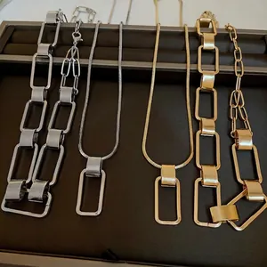 Collane a catena con maglie rettangolari in metallo oro e argento, stile chic.