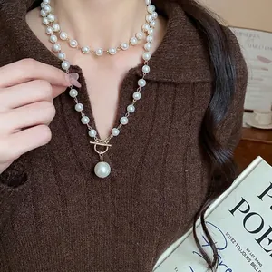 Elegante collana di perle vintage francese a due strati con chiusura OT e ciondolo