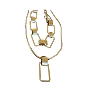 Collana a catena con maglie rettangolari dorate e pendente geometrico minimalista