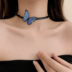 Primer plano de un delicado collar choker de mariposa azul tejida en el cuello de un modelo
