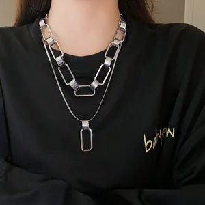 Vista dettagliata della collana geometrica argentata a due strati con maglie rettangolari