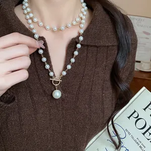 Elegante collana di perle a strati vintage francese con chiusura OT dorata e pendente