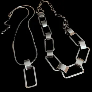 Collane metalliche argentate con maglie rettangolari dal design geometrico minimalista audace