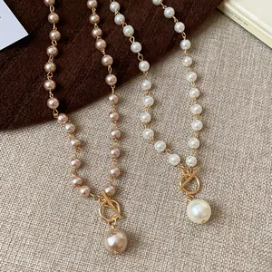 Dettaglio di collane di perle vintage con chiusura a levetta OT e pendenti