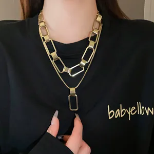 Dettaglio di una collana a due strati in oro con maglie rettangolari grandi