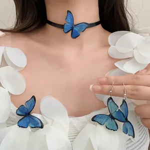 Elegante conjunto de gargantilla de mariposa azul y pendientes colgantes en detalle