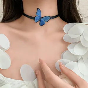 Vista detallada de una elegante gargantilla de mariposa azul con pétalos suaves.