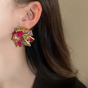 Eleganti orecchini a lobo a fiore con strass quadrati multicolori mostrati sulla modella