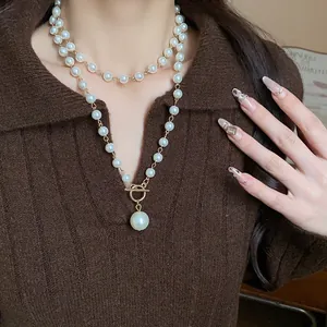 Dettaglio della collana di perle a strati vintage francese con chiusura a T e ciondolo