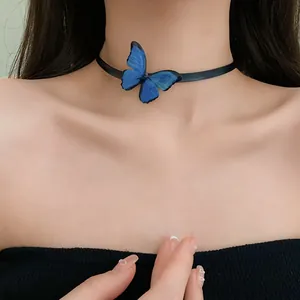 Primer plano detallado de un colgante de mariposa azul en una gargantilla negra tejida.