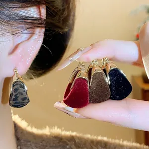 Eleganti orecchini a cerchio floccati a forma di U in vari colori autunnali e invernali